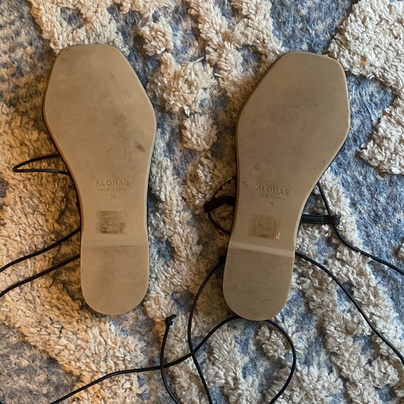 ALOHAS Sandals! Never worn super cute strappy shoe - Picture 4 of 4